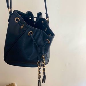 Spacious black basket bag